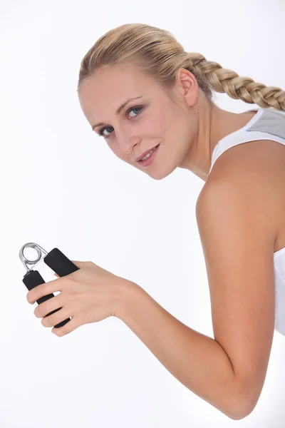 Mujer haciendo ejercicios con un agarre de mano — Foto de Stock