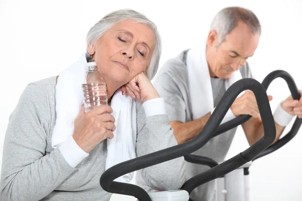 Pareja de personas mayores haciendo ejercicio — Foto de Stock