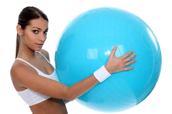 Mädchen mit blauem Ball — Stockfoto