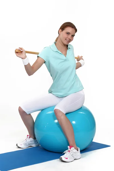 Jeune femme avec un ballon d'exercice — Photo