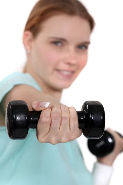 A woman lifting weights. — Stock Photo, Image