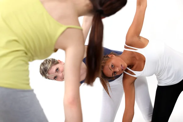 Mulheres jovens em uma classe de fitness — Fotografia de Stock