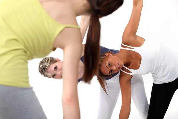 Giovani donne in una classe di fitness — Foto Stock