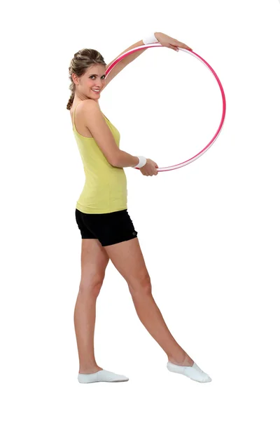 Mujer mostrando hula-hoop —  Fotos de Stock