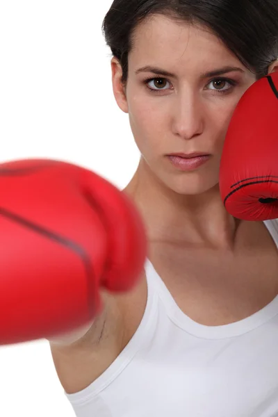 Mujer usando sus guantes de boxeo — Foto de Stock