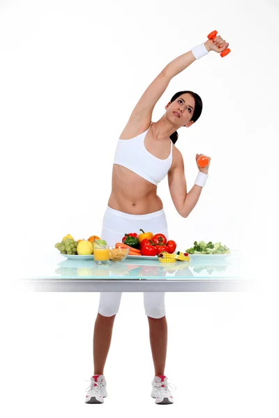 Healthy eating and weight-lifting exercises — Stockfoto