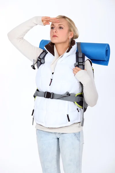 Blond kobieta z camping plecak — Zdjęcie stockowe