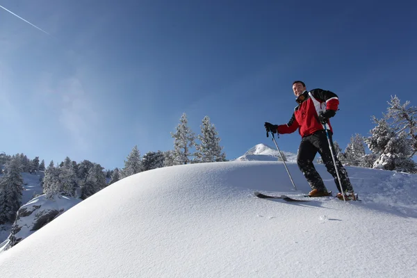 Człowiek na nartach — Zdjęcie stockowe