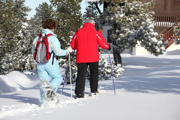 Пара повертається до свого шале після катання на лижах — стокове фото