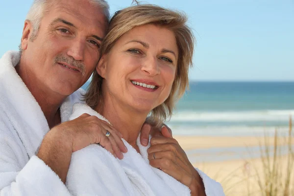 Elderly couple wearing white at the beach Royalty Free Stock Images