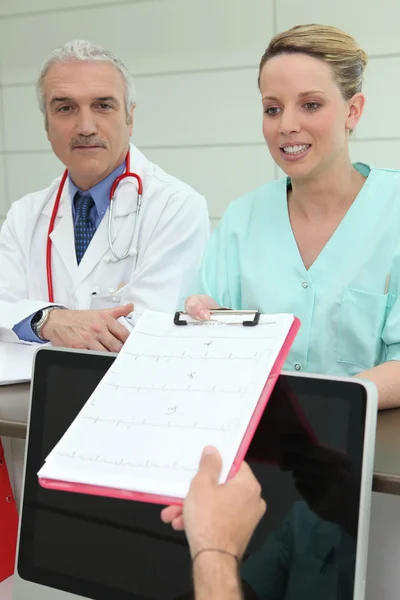 Enfermera recogiendo informe médico — Foto de Stock