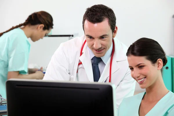 Doctor and nurse at a computer — Stock Photo, Image