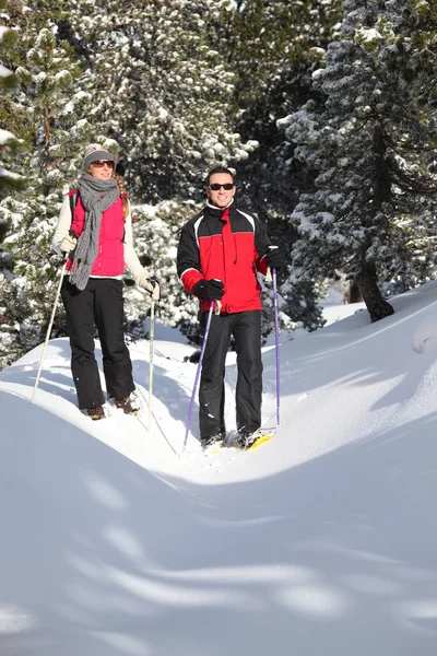 Couple cross-country skiing — Stock Photo, Image