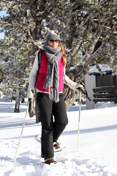 Frau trägt Schneeschuhe — Stockfoto
