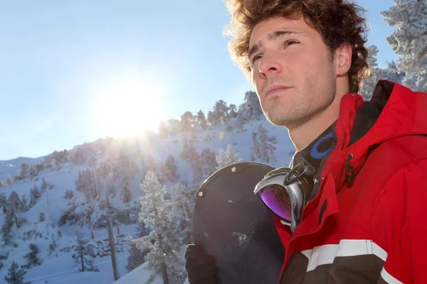 Young man snowboarding — Stock Photo, Image