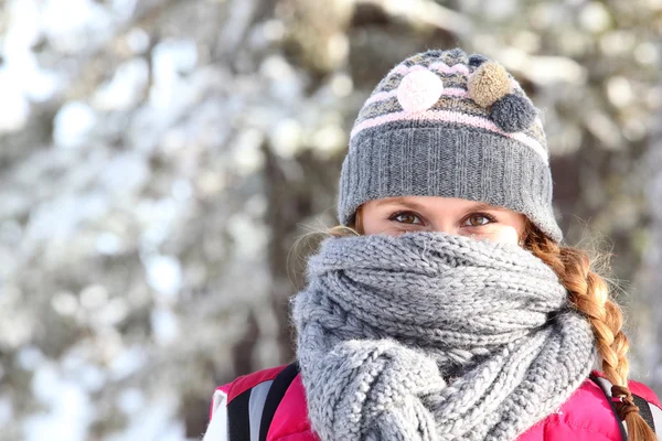Donne che si coprono il viso con sciarpa per stare al caldo — Foto Stock