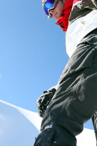 Nahaufnahme eines männlichen Snowboarders — Stockfoto