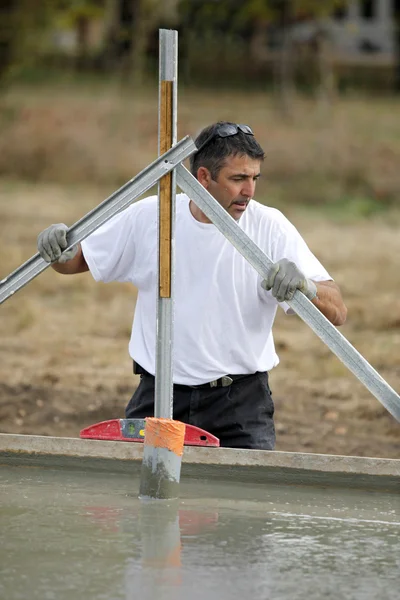 Homme préparant les fondations du bâtiment — Photo