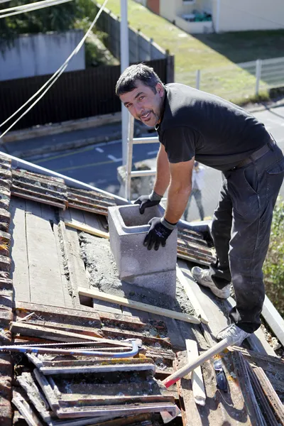 Roofer replacing shingles — Stock Photo, Image