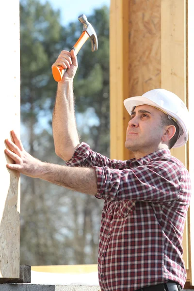 Ξυλουργός στήνοντας το ξύλινο σπίτι — Φωτογραφία Αρχείου