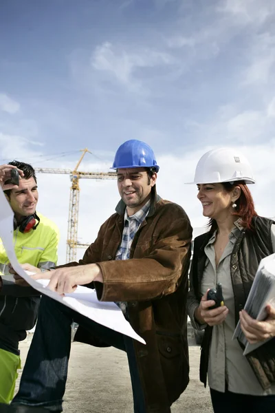 Teamwork on a building site — Stock Photo, Image