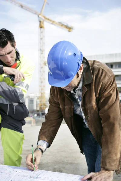 Foreman och kollega arbetar på plats — Stockfoto