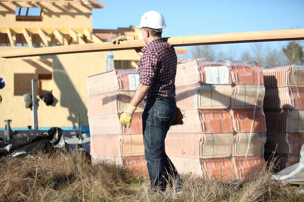 Adam inşaat alanında çalışıyor. — Stok fotoğraf