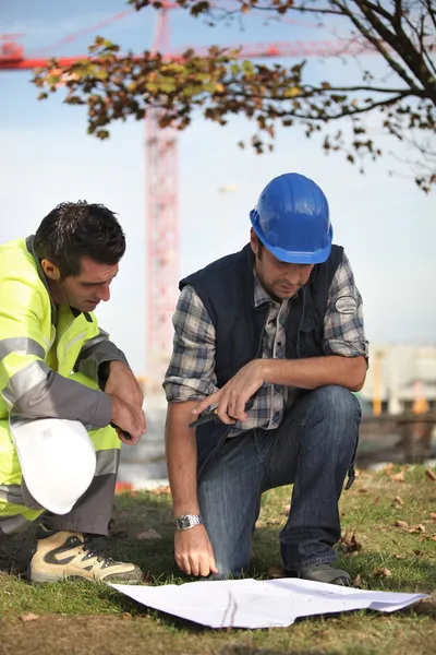 Trabalhadores da construção discutindo planos — Fotografia de Stock