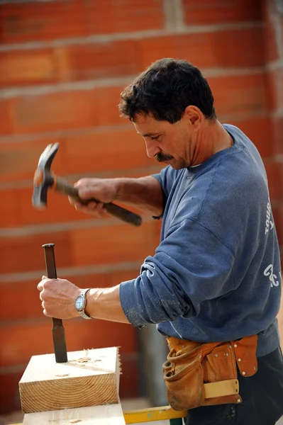 Trabalhador usando cinzel e martelo — Fotografia de Stock