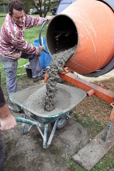 Mann mit Betonmischer — Stockfoto