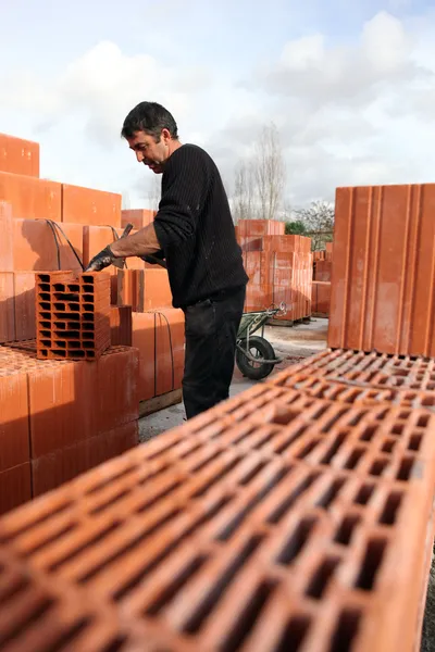 Mason trabajando sin ayuda — Foto de Stock