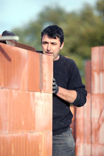 Tradesman construindo uma parede — Fotografia de Stock