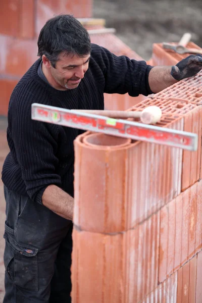 Maurer arbeitet unter harten Bedingungen — Stockfoto