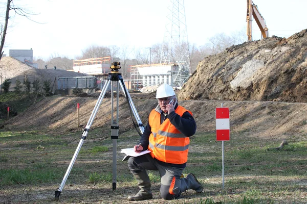 Surveyor setting up his specialized equipment — Stock Photo, Image