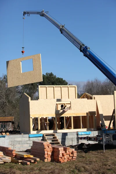 Bau eines Holzhauses — Stockfoto