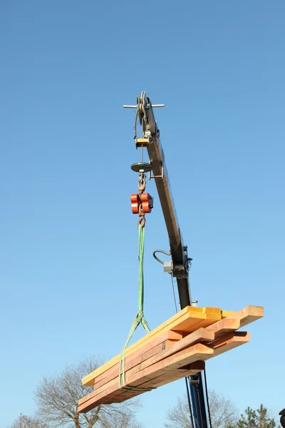 木材を持ち上げるクレーン — ストック写真