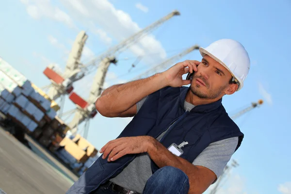 Foreman na telefonu v staveniště — Stock fotografie