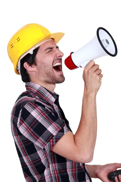 Mężczyzna robotnik krzycząc do megafon — Zdjęcie stockowe