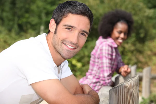 Koppel op een wandeling in het land — Stockfoto