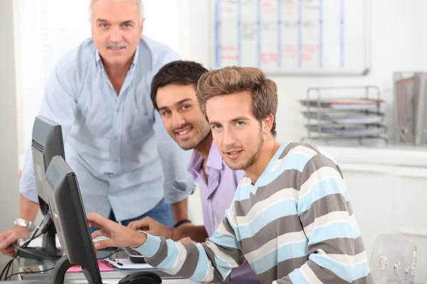 Bilgisayarları başında çalışan genç erkekler — Stok fotoğraf