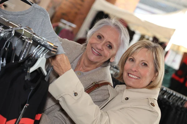 Пожилые женщины за покупками . — стоковое фото