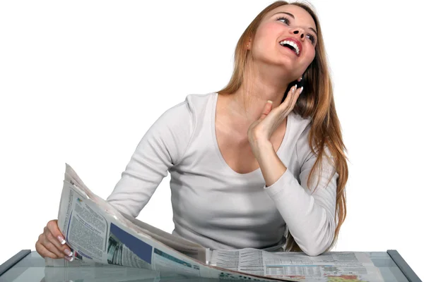 Vrouw die krant leest — Stockfoto
