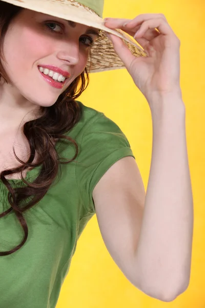Mujer linda en un sombrero de paja — Foto de Stock
