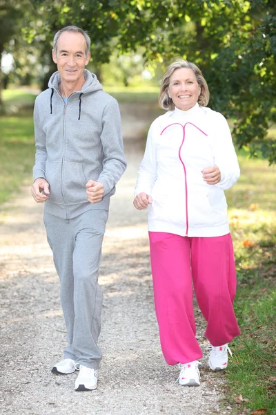 高齢者のカップル ジョギング — ストック写真