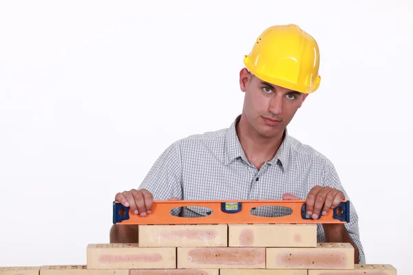 Bricklayer usando um nível de bolha — Fotografia de Stock