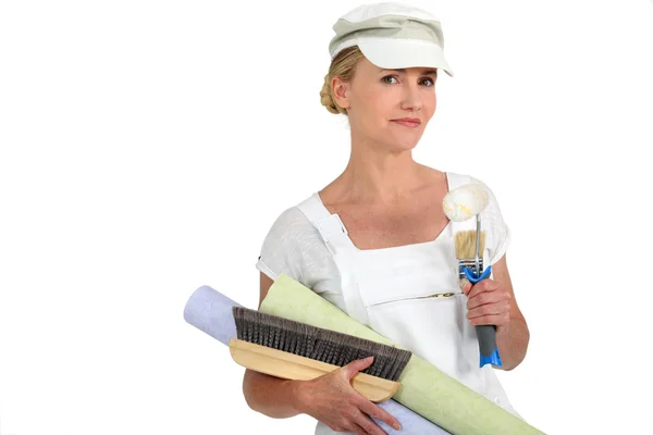 Femme décorateur se préparant à papier peint — Photo