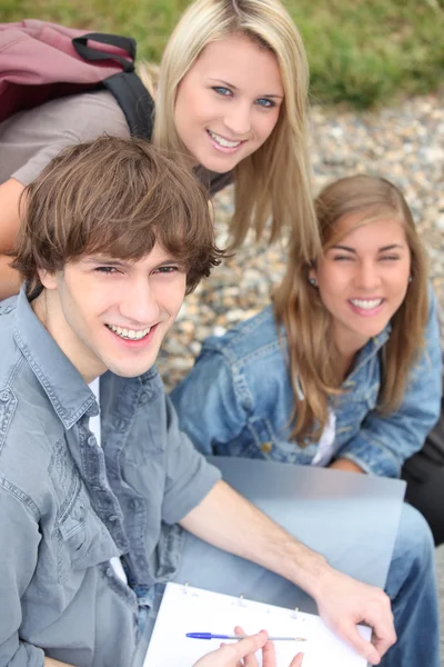 Három középiskolás barát szabadban — Stock Fotó