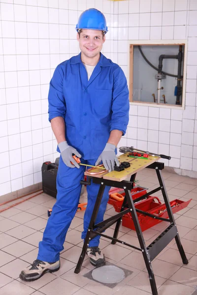 年轻工人测量铜管 — 图库照片