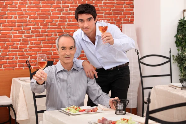 Baba ve oğul birlikte akşam yemeği — Stok fotoğraf