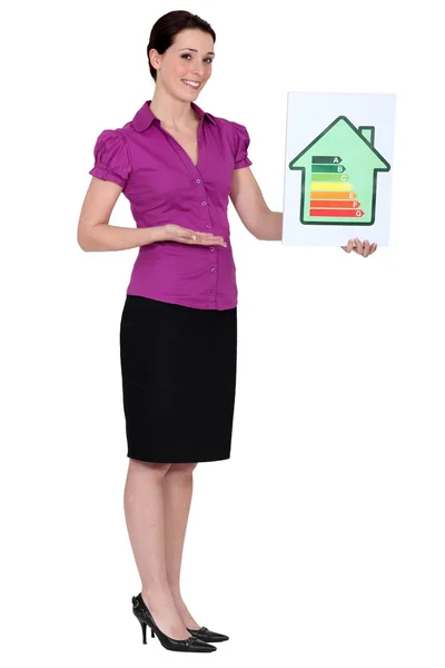Mujer sosteniendo tarjeta de calificación de energía — Foto de Stock